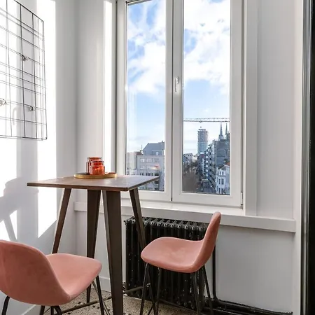 Trendy And Sunny Renovated Flat With Vintage Features And Superb View Apartment *