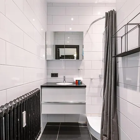 Trendy And Sunny Renovated Flat With Vintage Features And Superb View